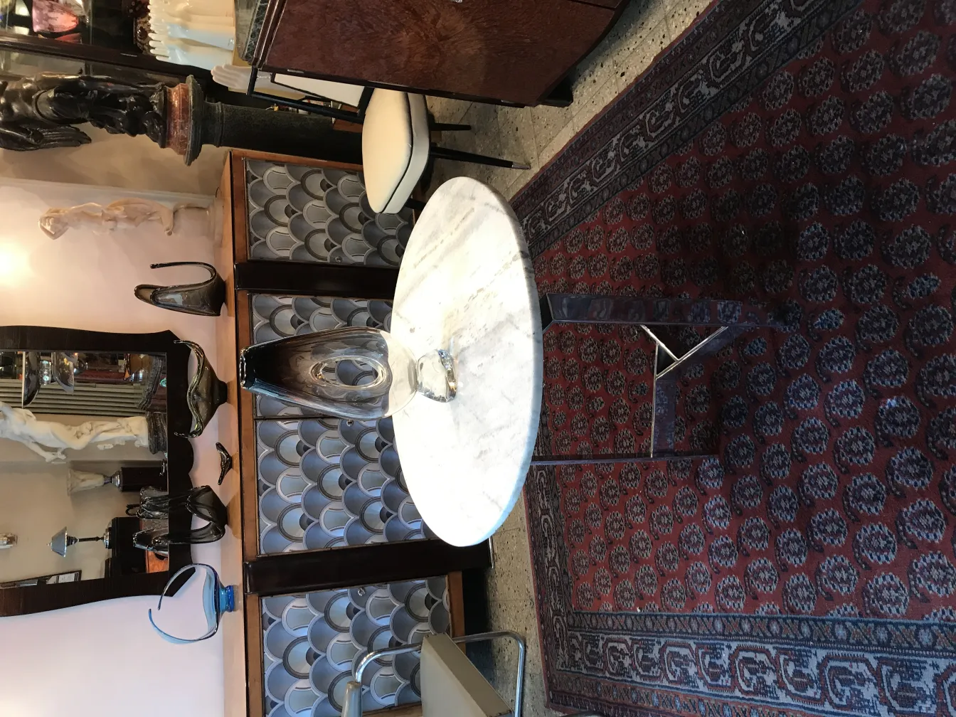 vase murano sur une table avec fond élégant