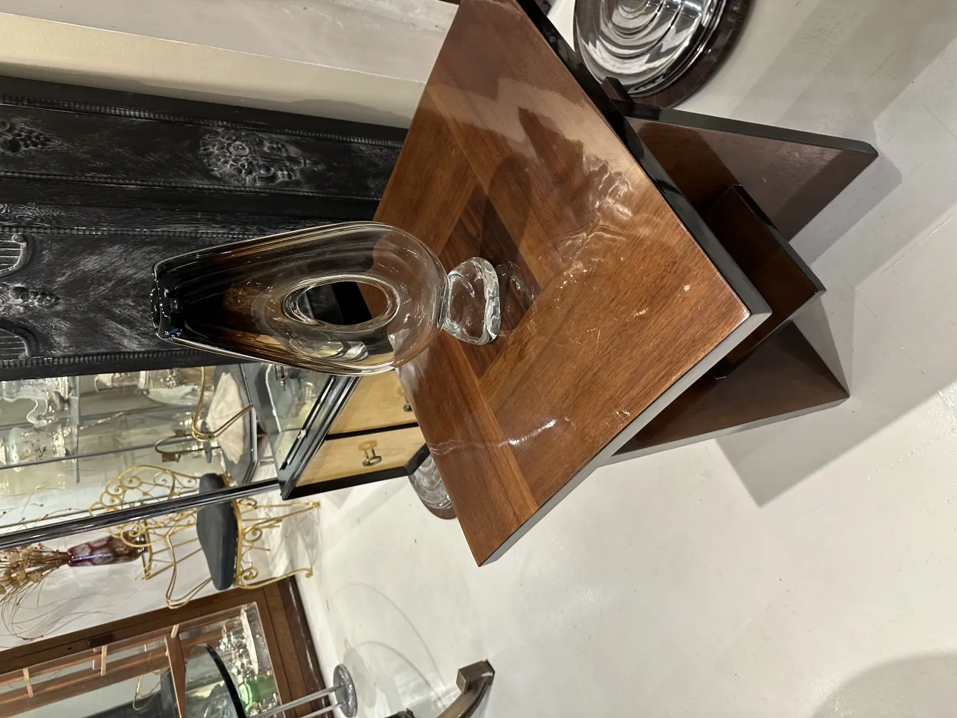 vase murano sur une table en bois sombre, cadre classique