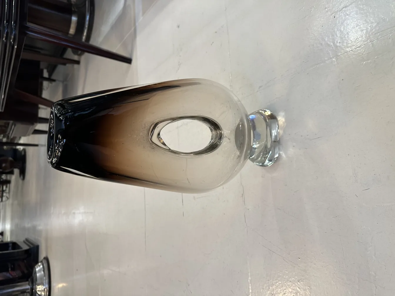 穆拉诺花瓶，具有优雅造型和柔和色彩，置于古董环境中