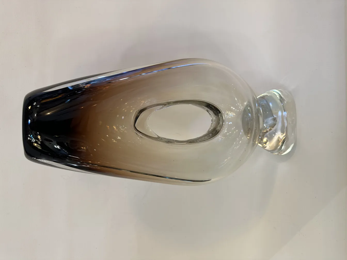 vase antico di Murano a forma ellittica con dettagli chiari