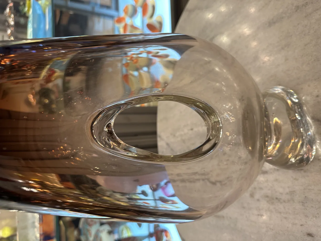 antike murano-vase mit ovaler form und abgerundetem fuß, in sanft beleuchtetem setting