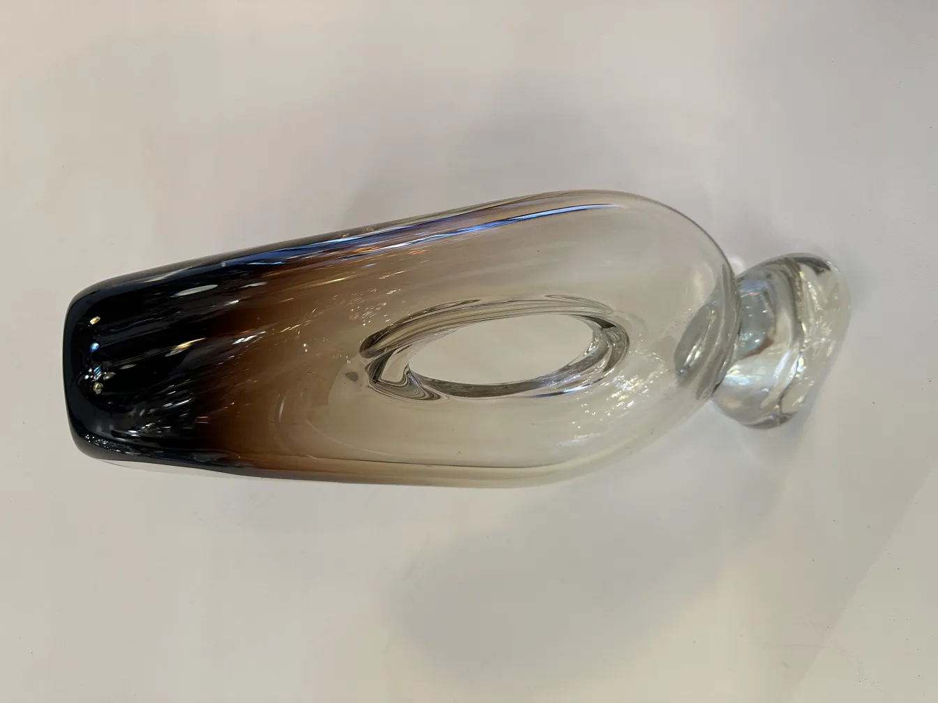 पुरातन मुरानो फूलदान सुरुचिपूर्ण सजावटी आकार में तटस्थ पृष्ठभूमि पर