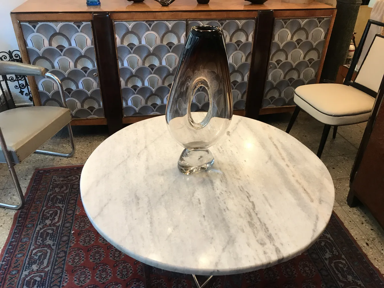 Antico vaso di Murano su tavolo di marmo, con decorazioni moderne intorno