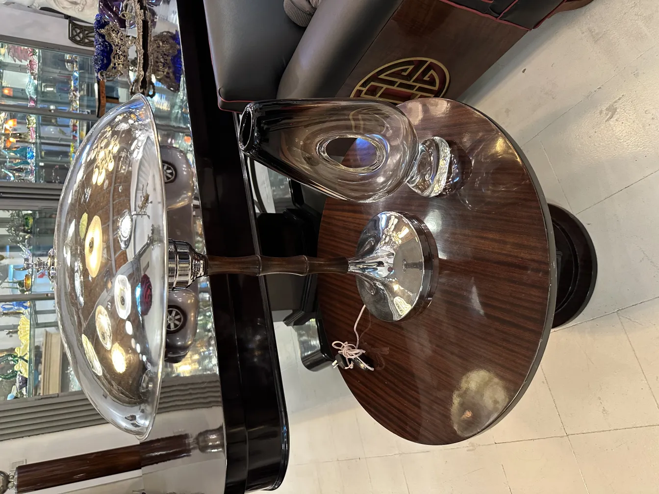 Florero de Murano antiguo en una mesa, decorativo y elegante