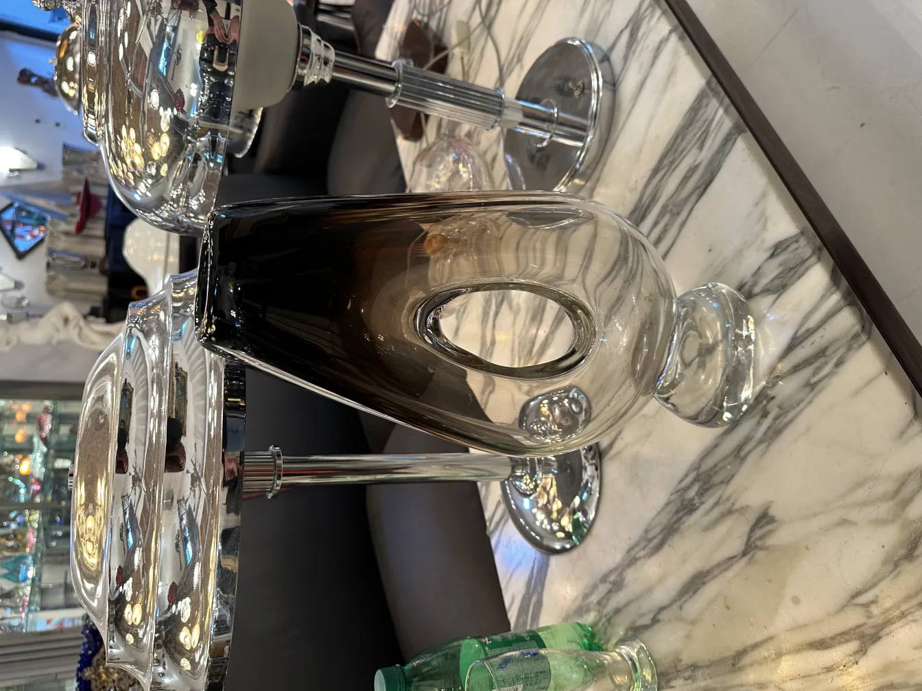 vase di murano antico con design elegante in ambiente moderno