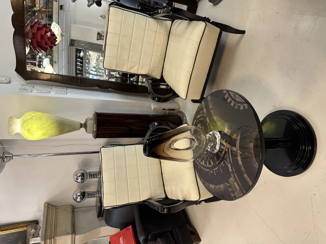 vase di murano antico con forma curva e lucentezza, in una stanza decorata con sedie eleganti