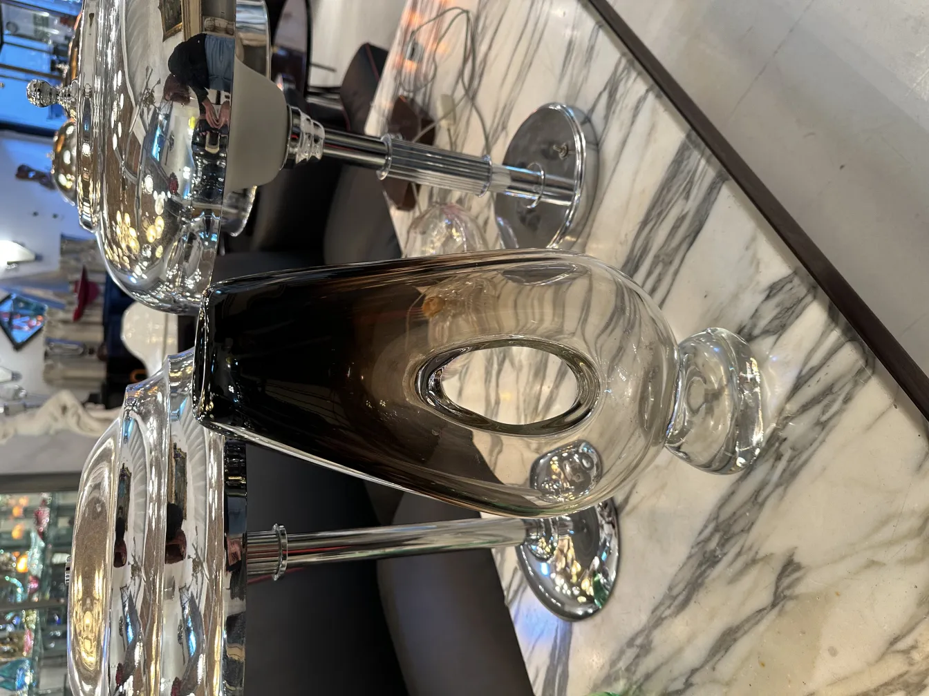 antike elegante murano-vase, raffinierte form und design, marmortisch