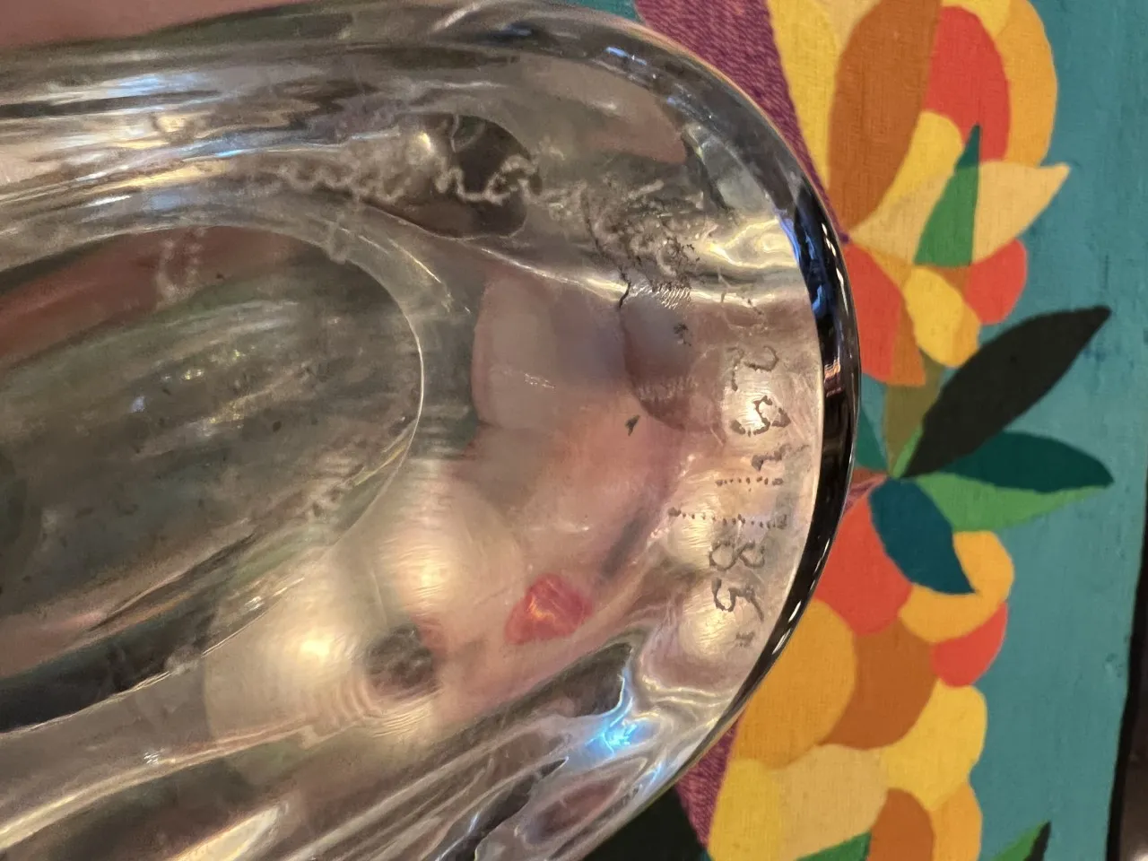 florero de murano antiguo con detalles únicos sobre una mesa colorida