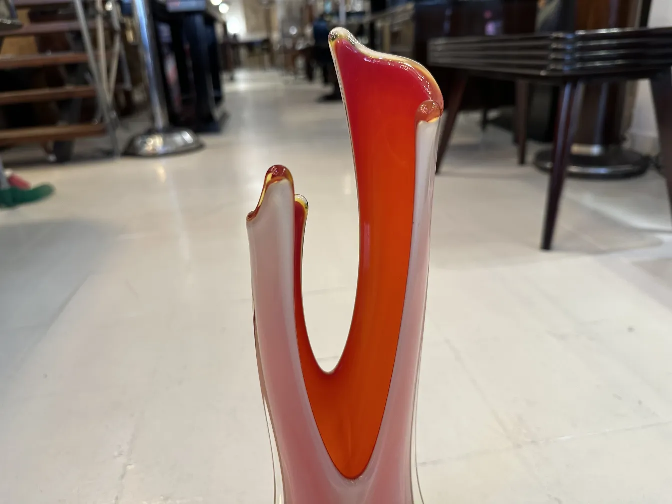 vase di murano con design elegante, atmosfera vintage