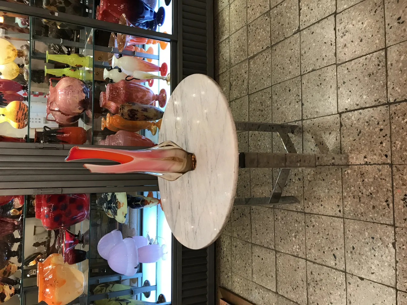 vaso de murano antigo com tons coloridos e formas elegantes em um cenário de antiguidades