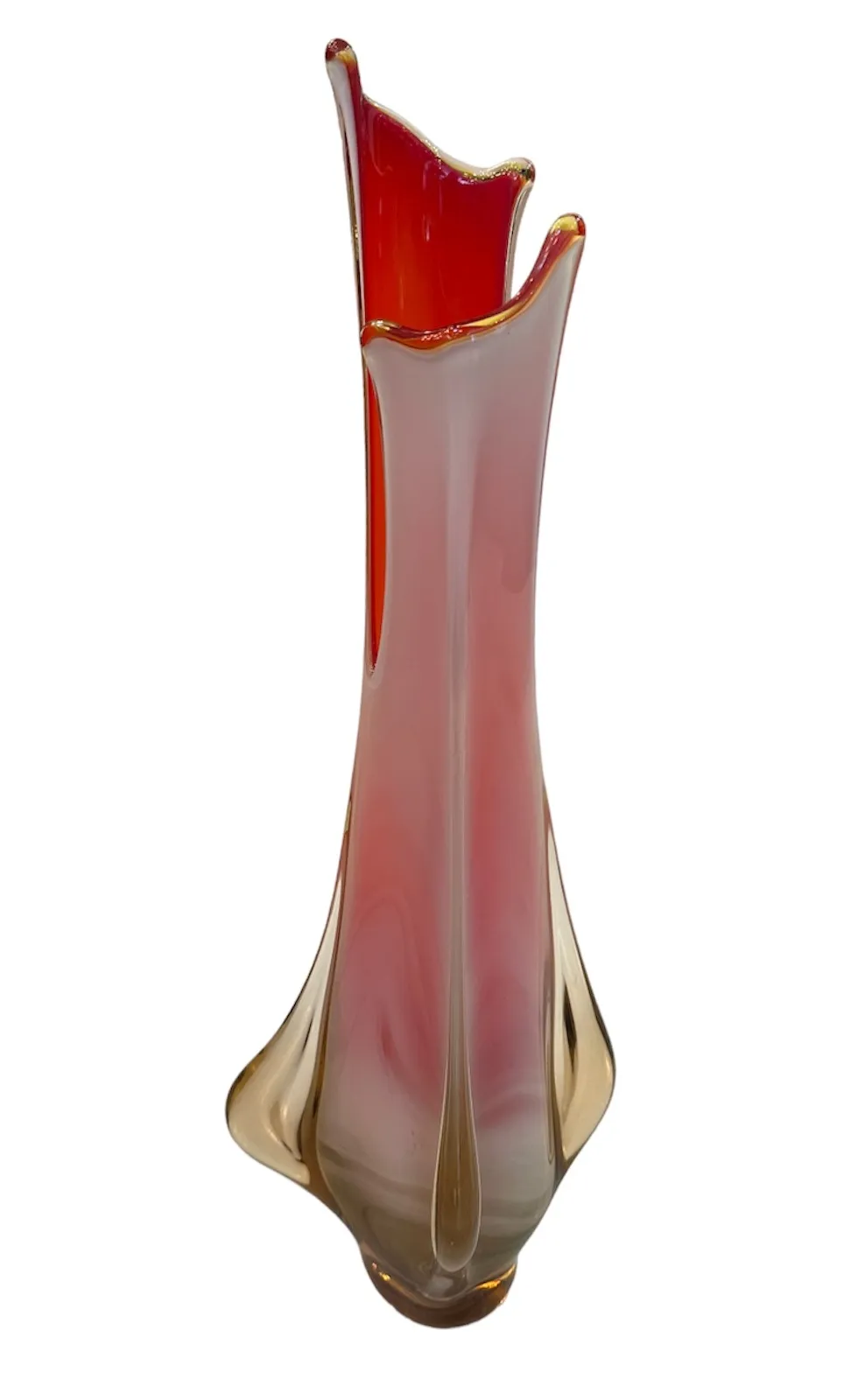 vase di murano con design curvilineo e colori morbidi, in un ambiente accattivante