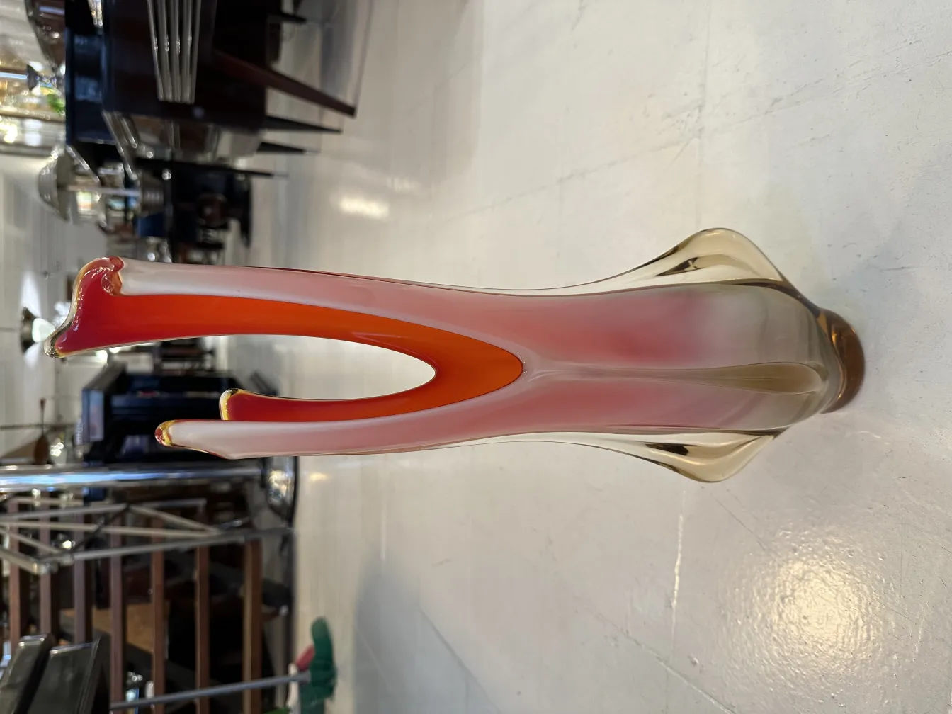 vaso de murano antigo com design elegante e colorido, decorando um ambiente