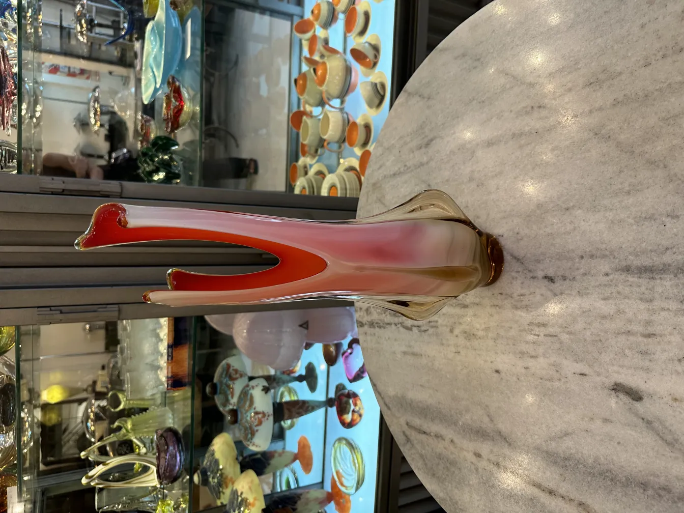 vase murano ancien avec forme élégante et couleurs vives sur fond de marbre