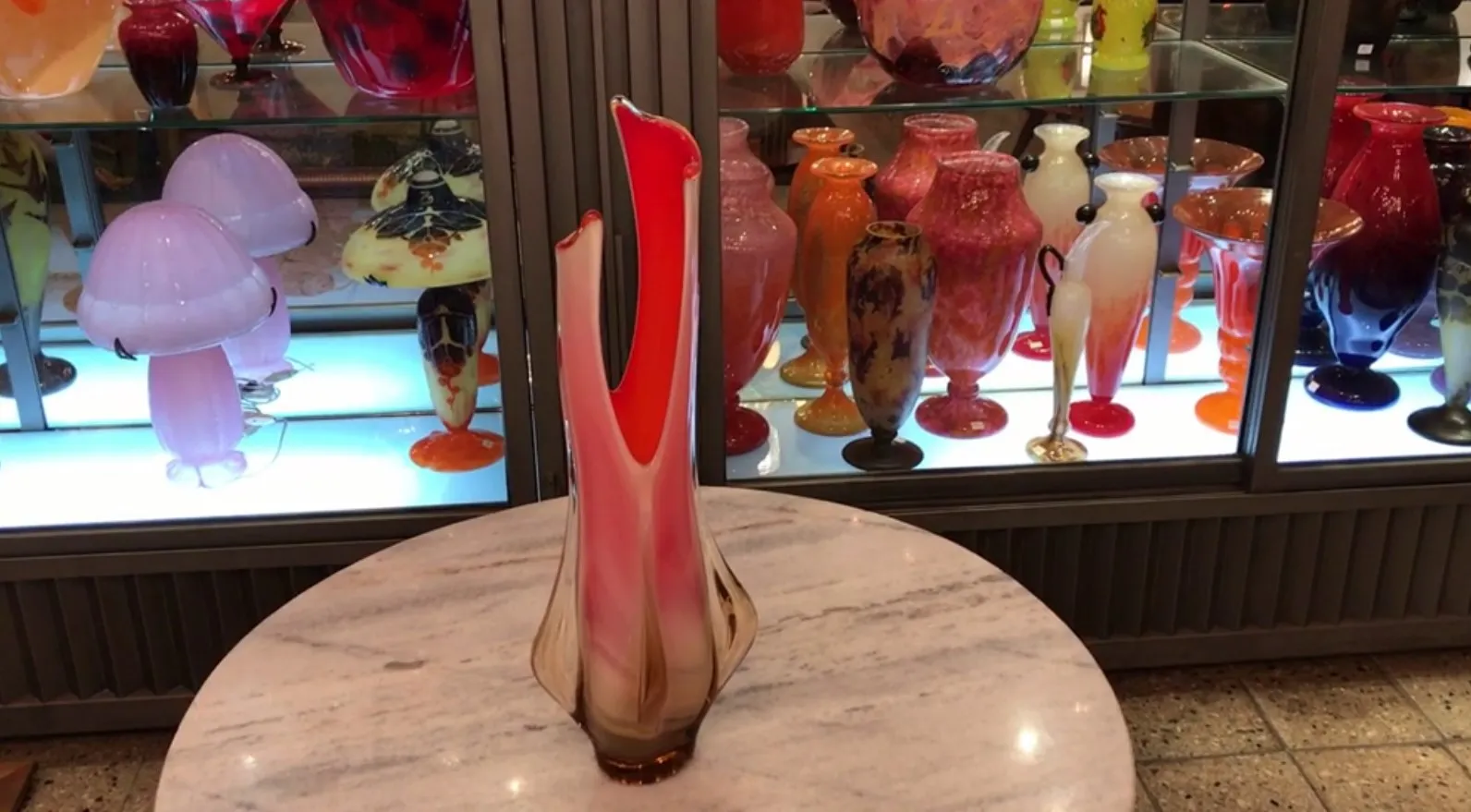 vase di murano antico, elegante e colorato, esposto con altri vasi