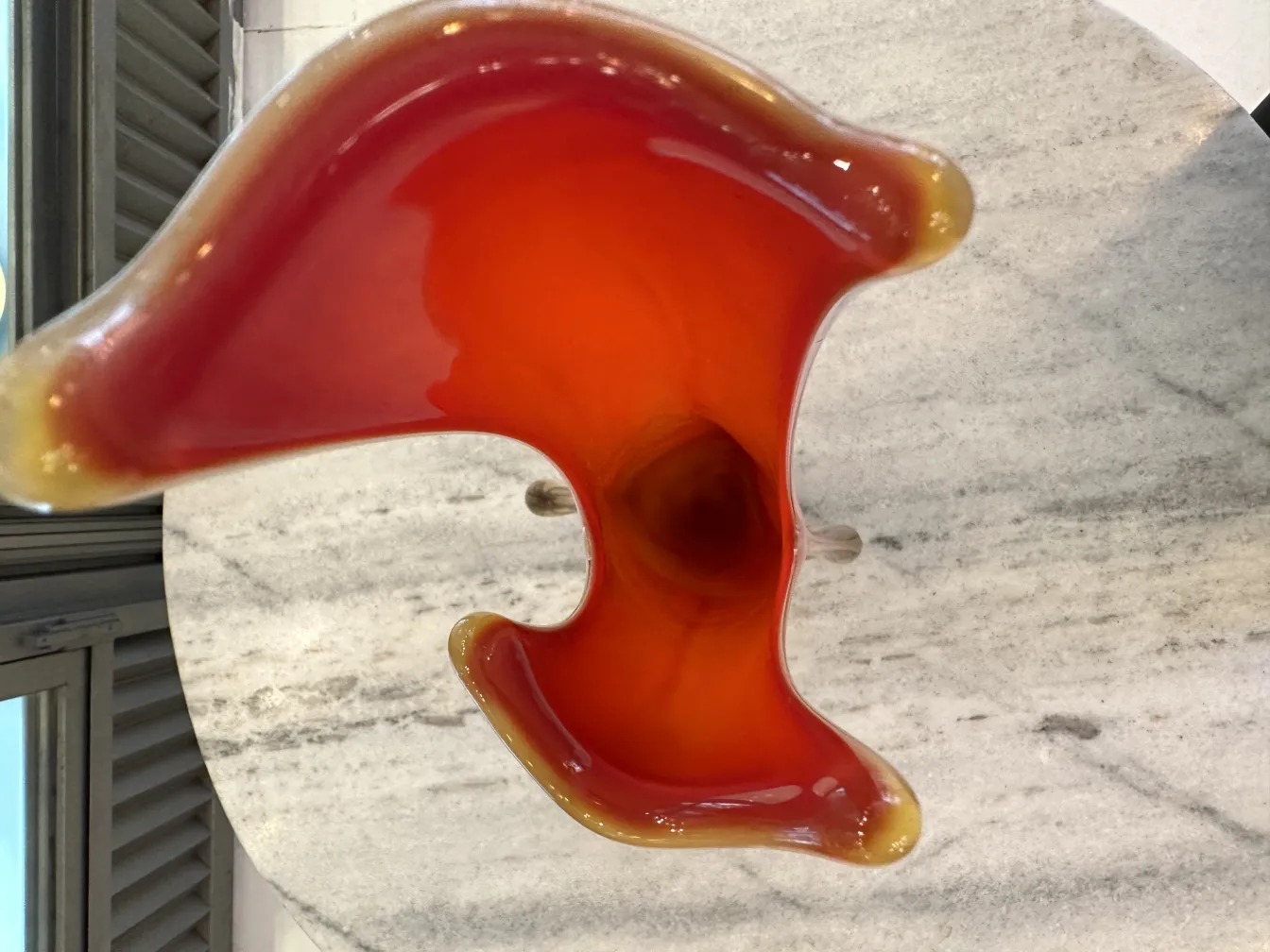 antiker murano-glas mit gewellter Form und warmen Farben