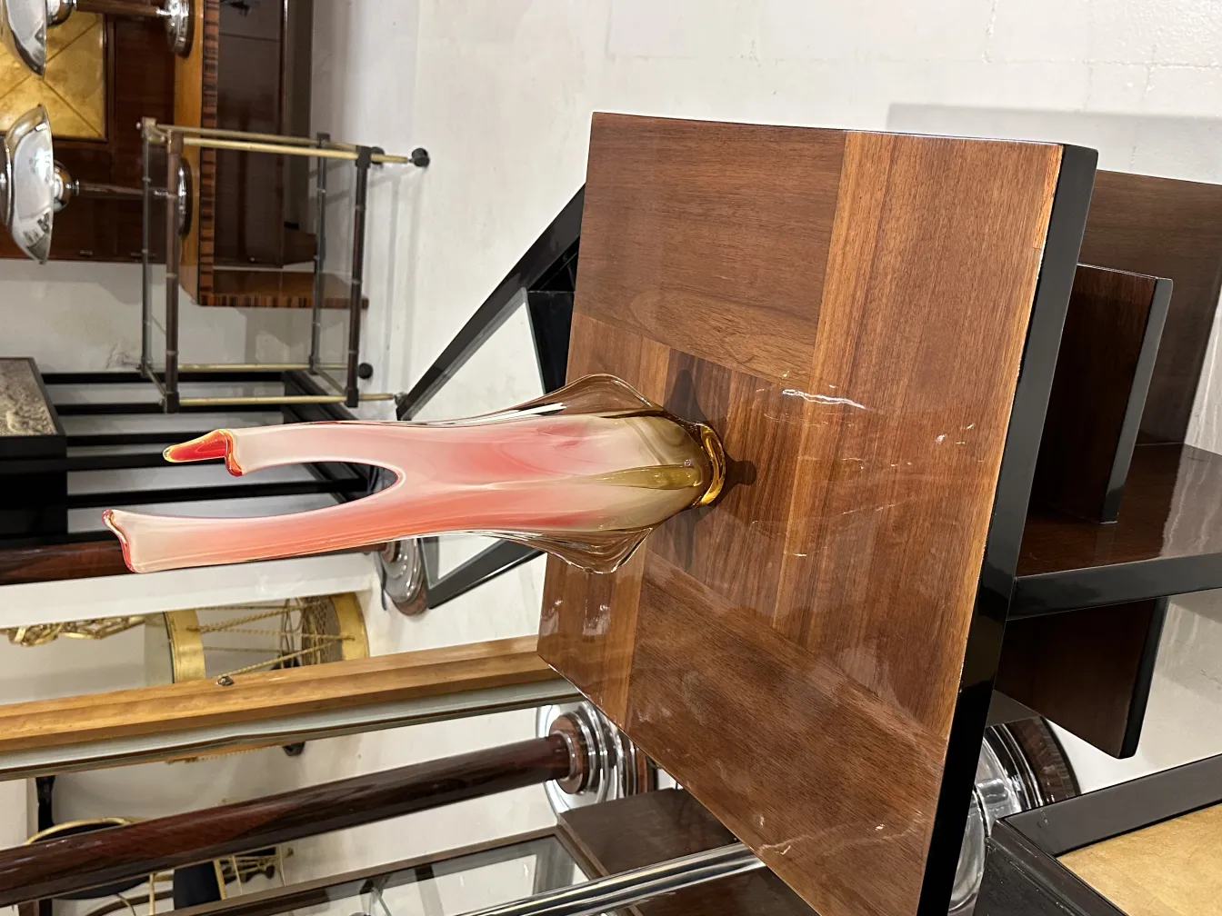 elegante murano-vase mit sanften farben und einzigartiger form