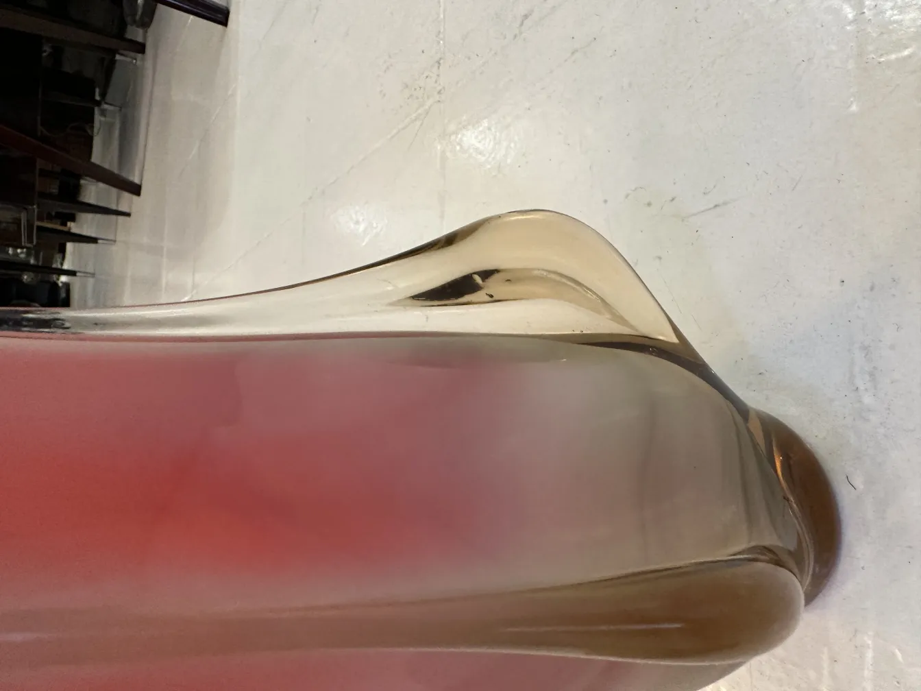 vaso de murano antigo com design curvo, ambiente elegante