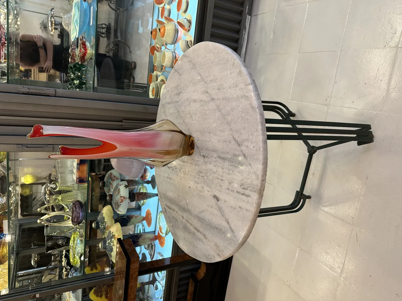 antico vaso di murano su tavolo con sfondo decorativo