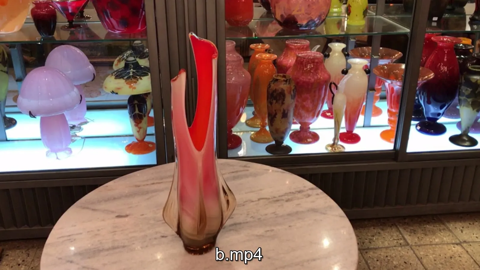 따뜻한 색상과 우아한 형태의 고대 무라노 꽃병, 장식 품에 둘러싸여 있습니다