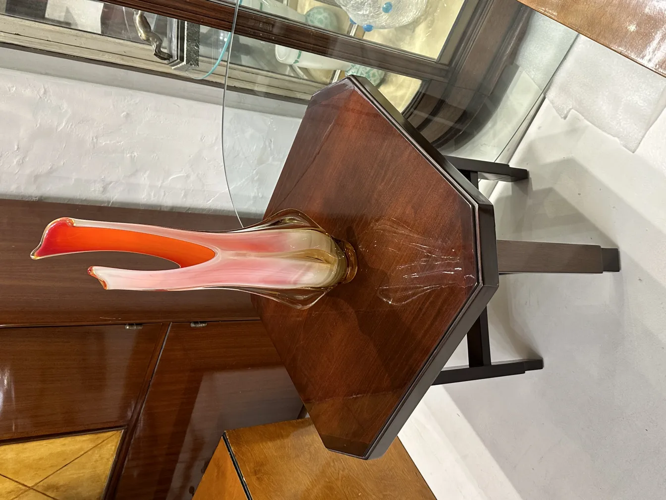 vase murano ancien aux couleurs vives sur une table