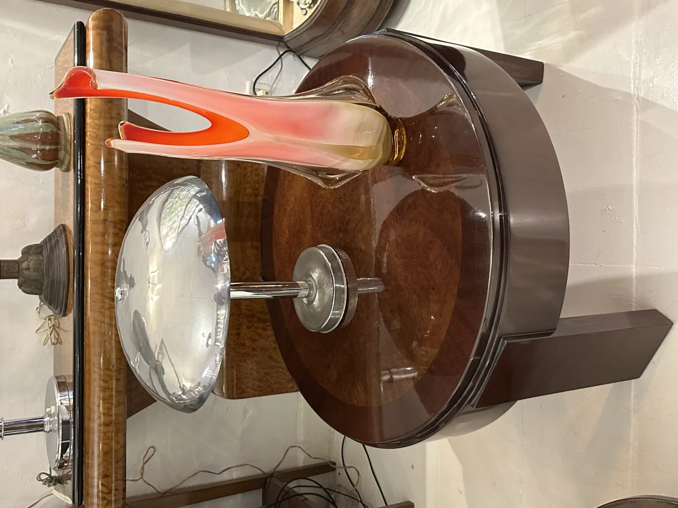 farbiger antiker murano-glas auf einem holztisch