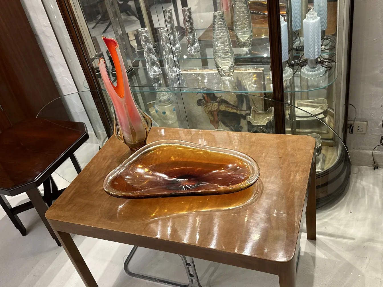 Antike Murano-Glasvasen mit eleganten Formen und warmen Farben in einer dekorativen Umgebung