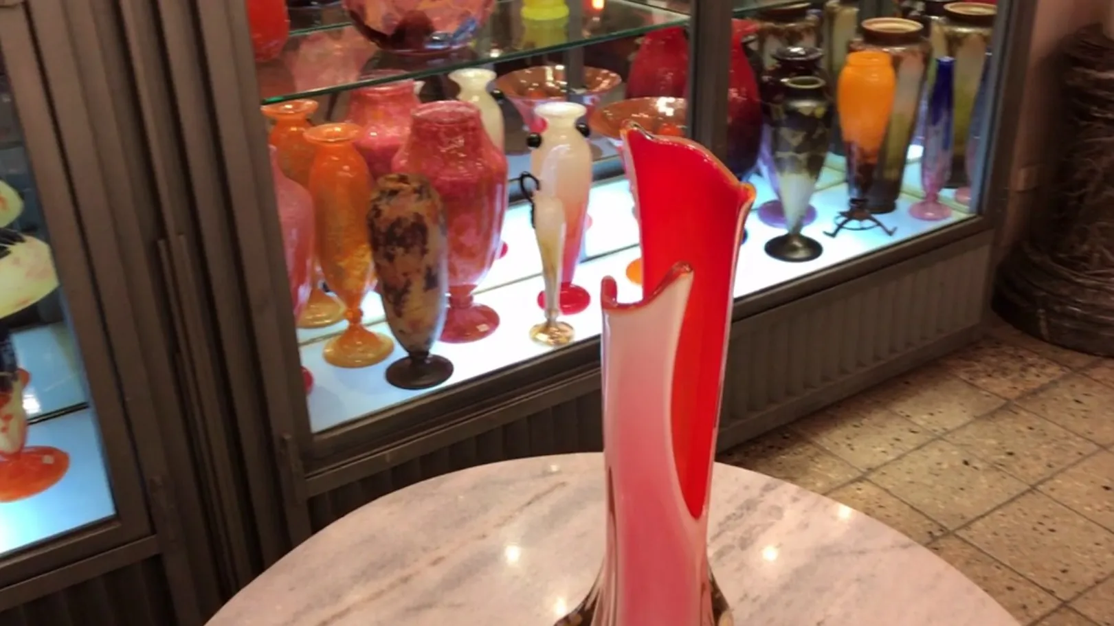 vase de murano de différentes couleurs, se démarque sur la table