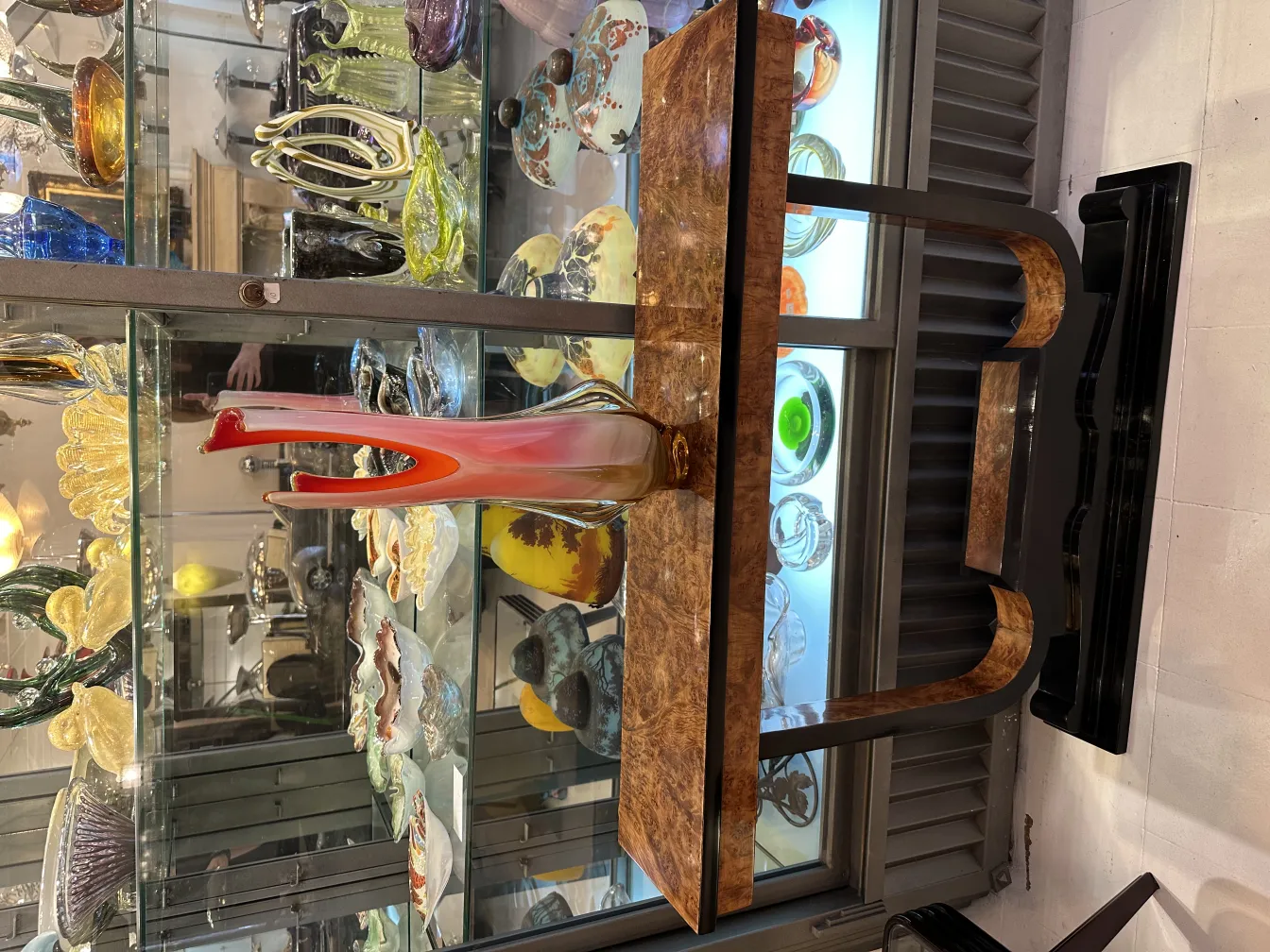 vaso di murano antico con forme eleganti e colori vivaci in un ambiente d'antiquariato