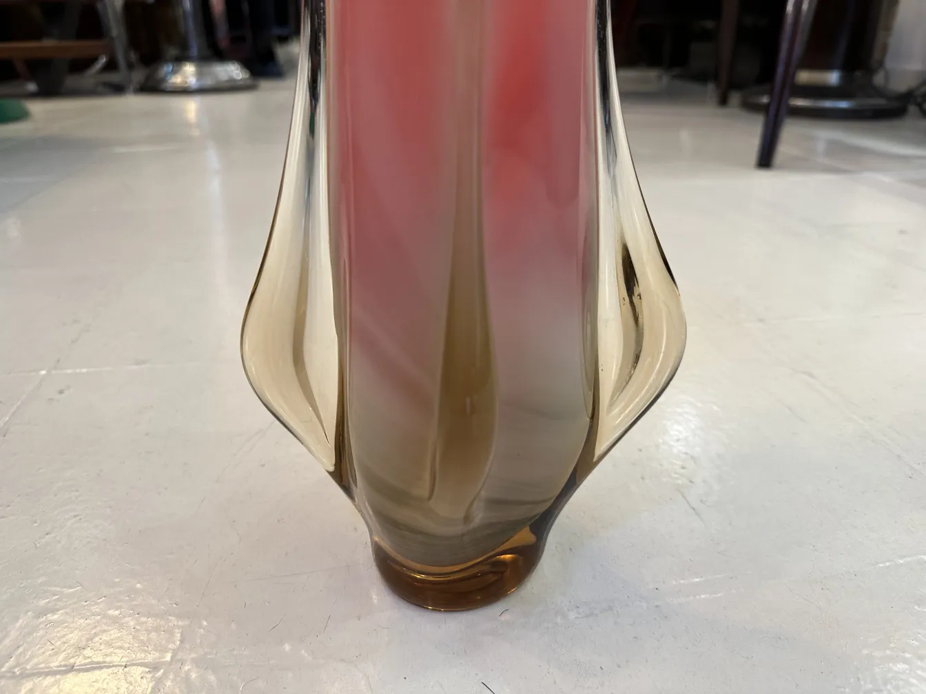 elegante antike murano-glas mit wellenförmigem design in sanften farben