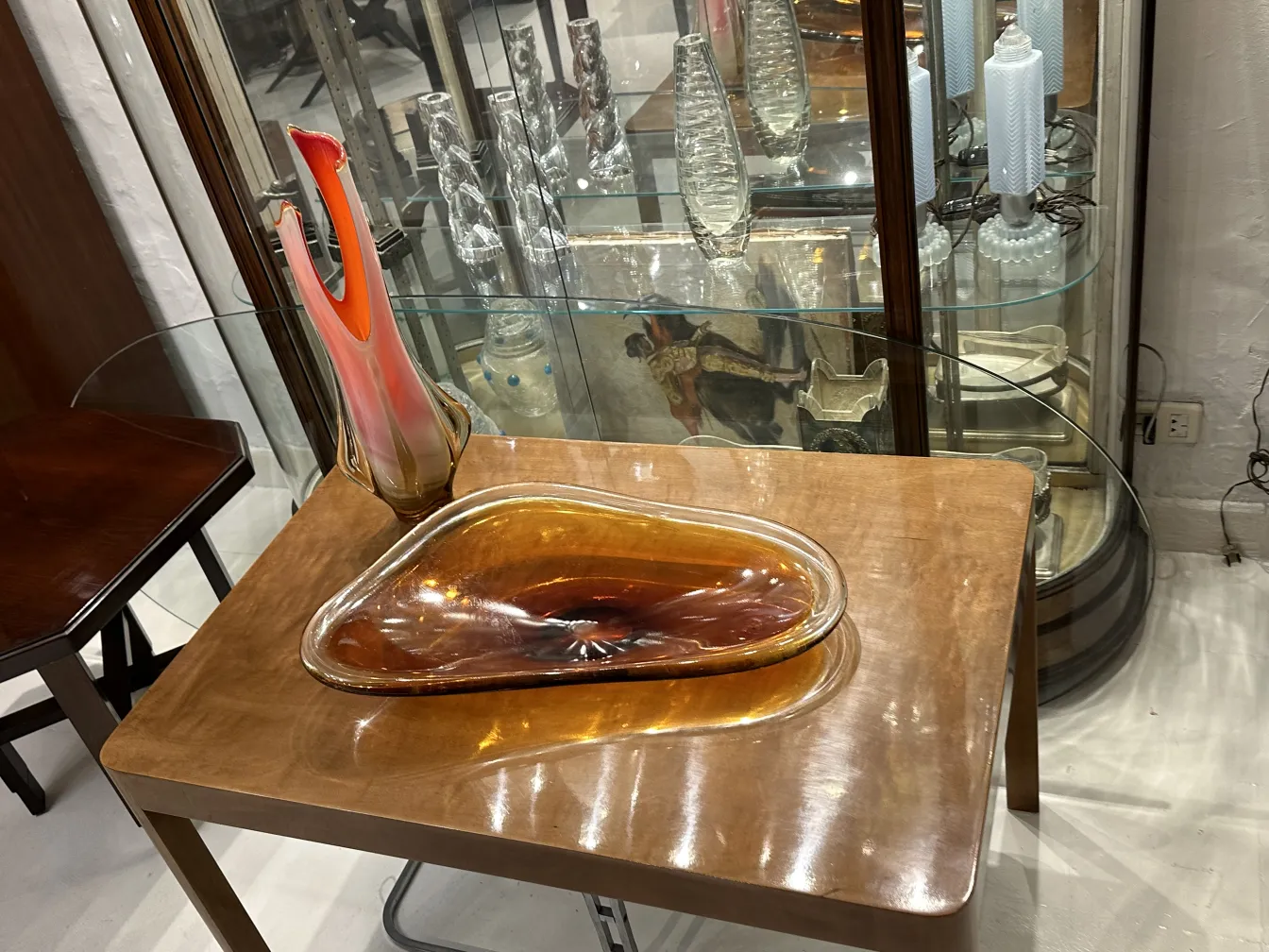 vase murano ancien avec plusieurs couleurs sur une table élégante