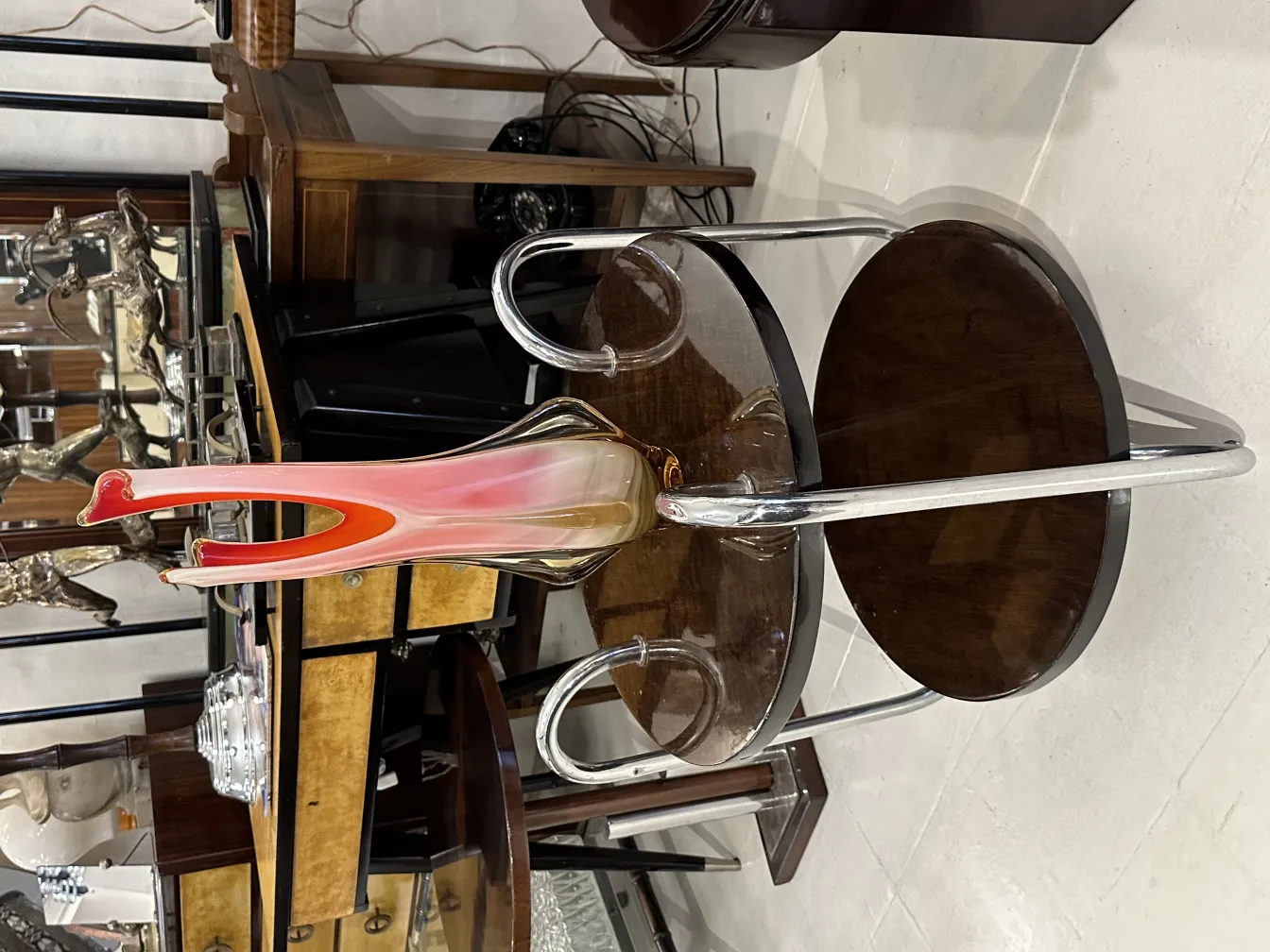 антикварная ваза мурано с яркими цветами в элегантной обстановке