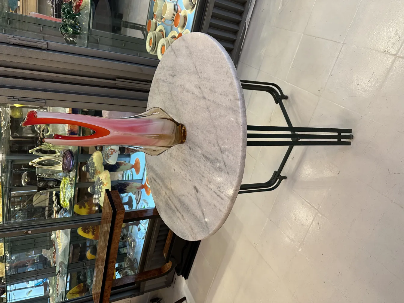 Vaso di Murano antico con toni caldi su un tavolo di marmo.