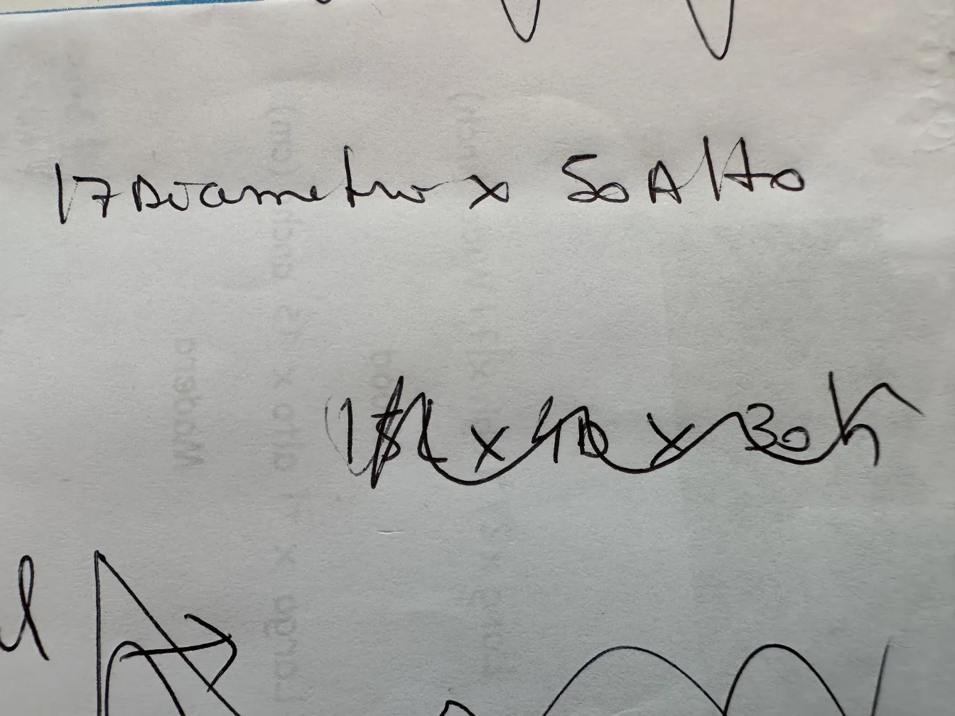 Vasos antigos com decoração artística e formas elegantes.