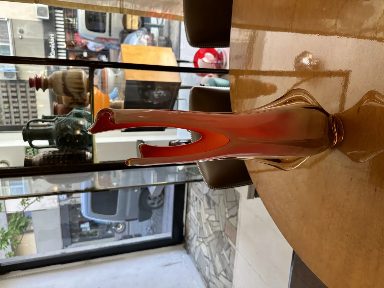 vaso de murano antigo na mesa com ambiente decorativo