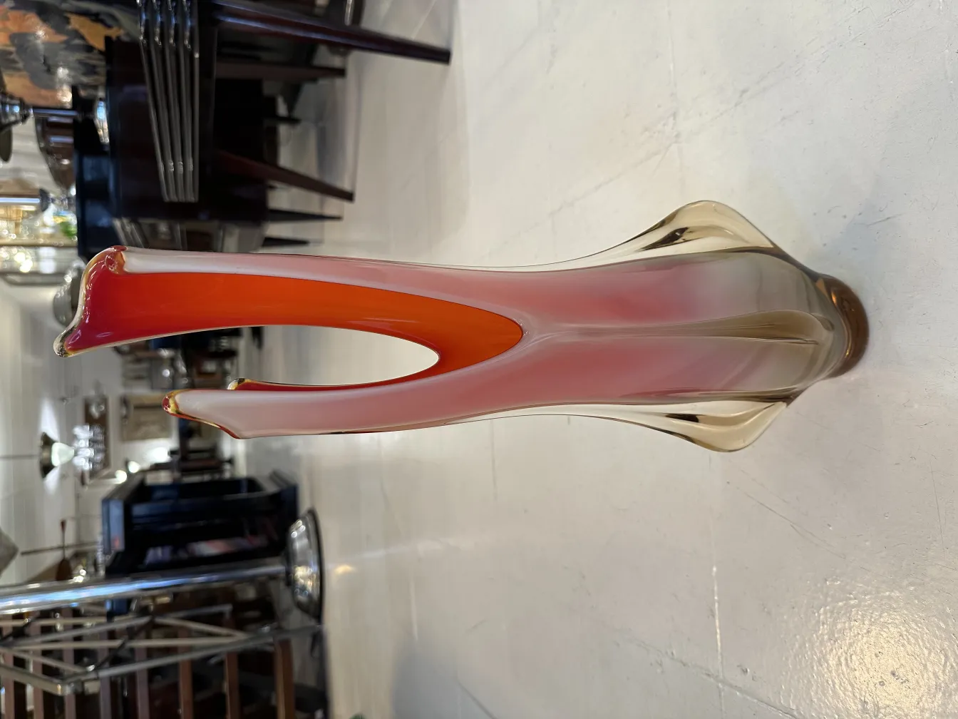 vase murano ancien aux teintes vives sur fond clair