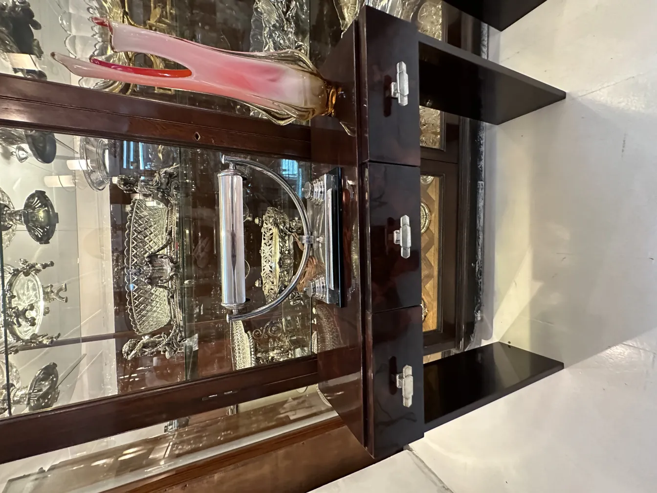 Vase Murano ancien avec forme attrayante et couleurs douces, entouré d'éléments décoratifs.