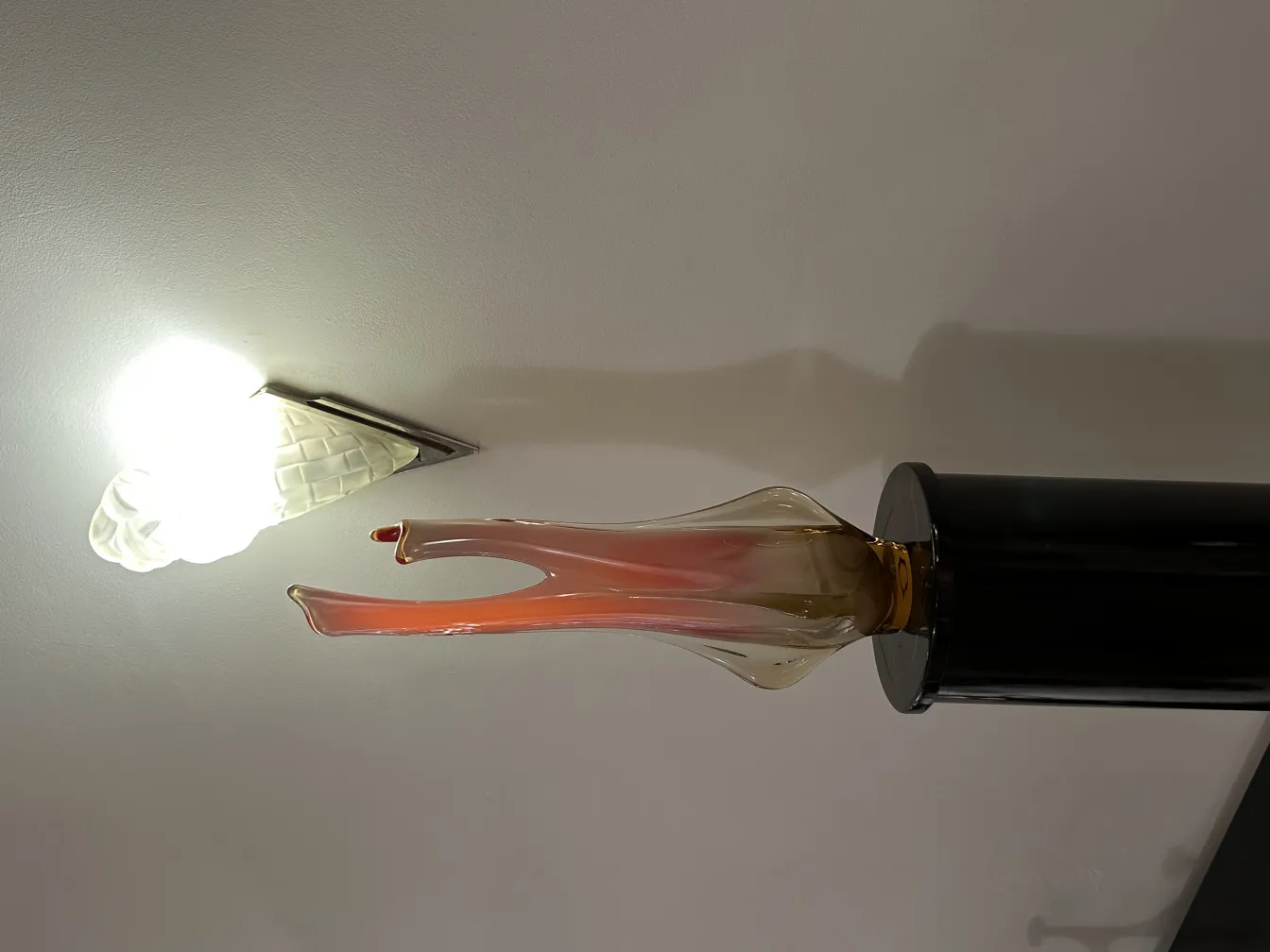 Антикварная ваза мурано с изящной формой и мягким цветом в декоративной обстановке.