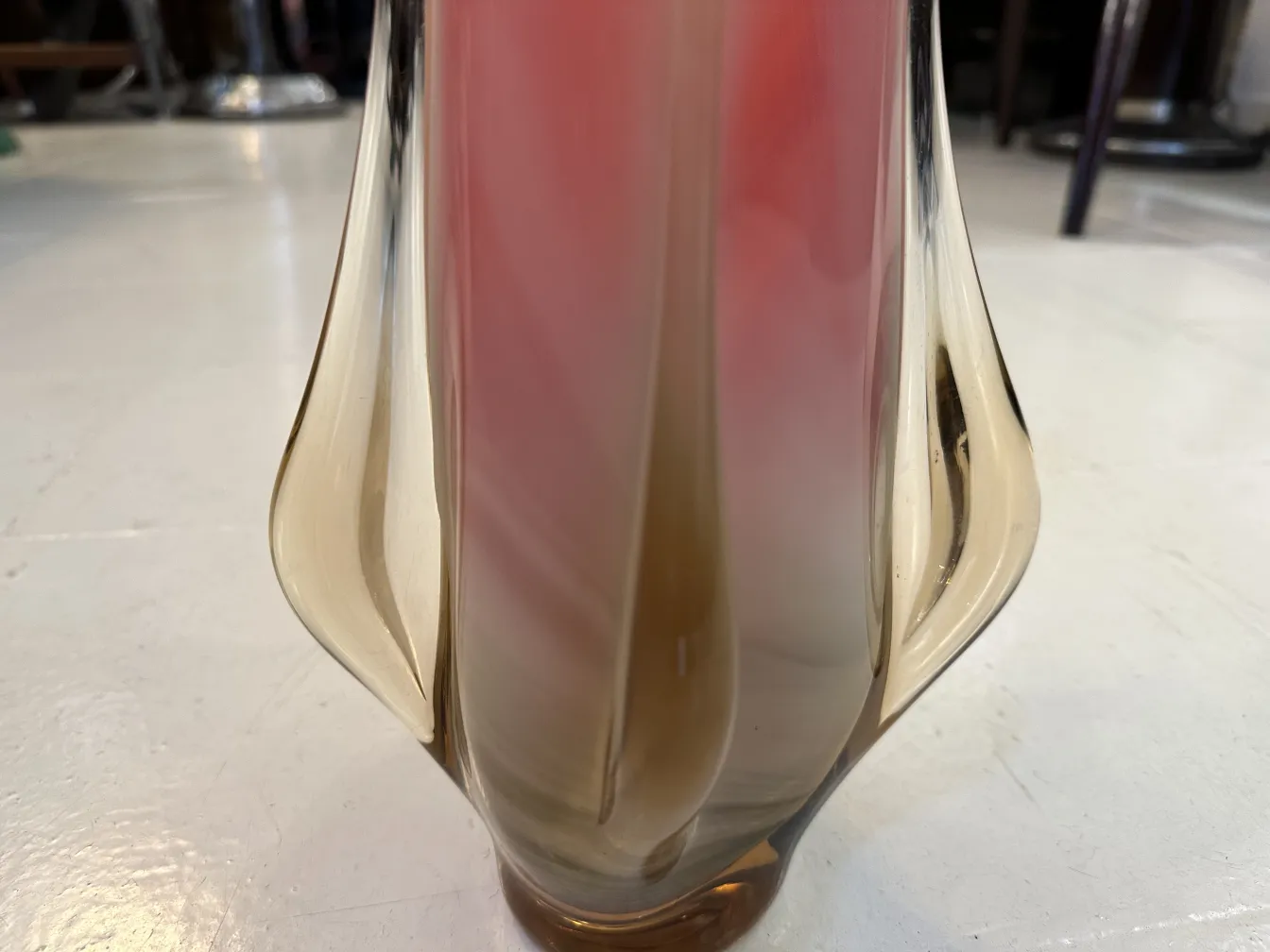 antico vaso di murano in tonalità calde e morbide, ambiente elegante