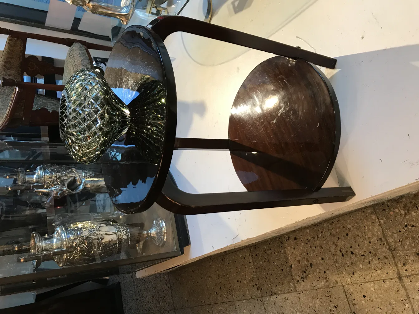 Murano-Glas mit einzigartiger Form und glänzenden Farben auf einem antiken Tisch.