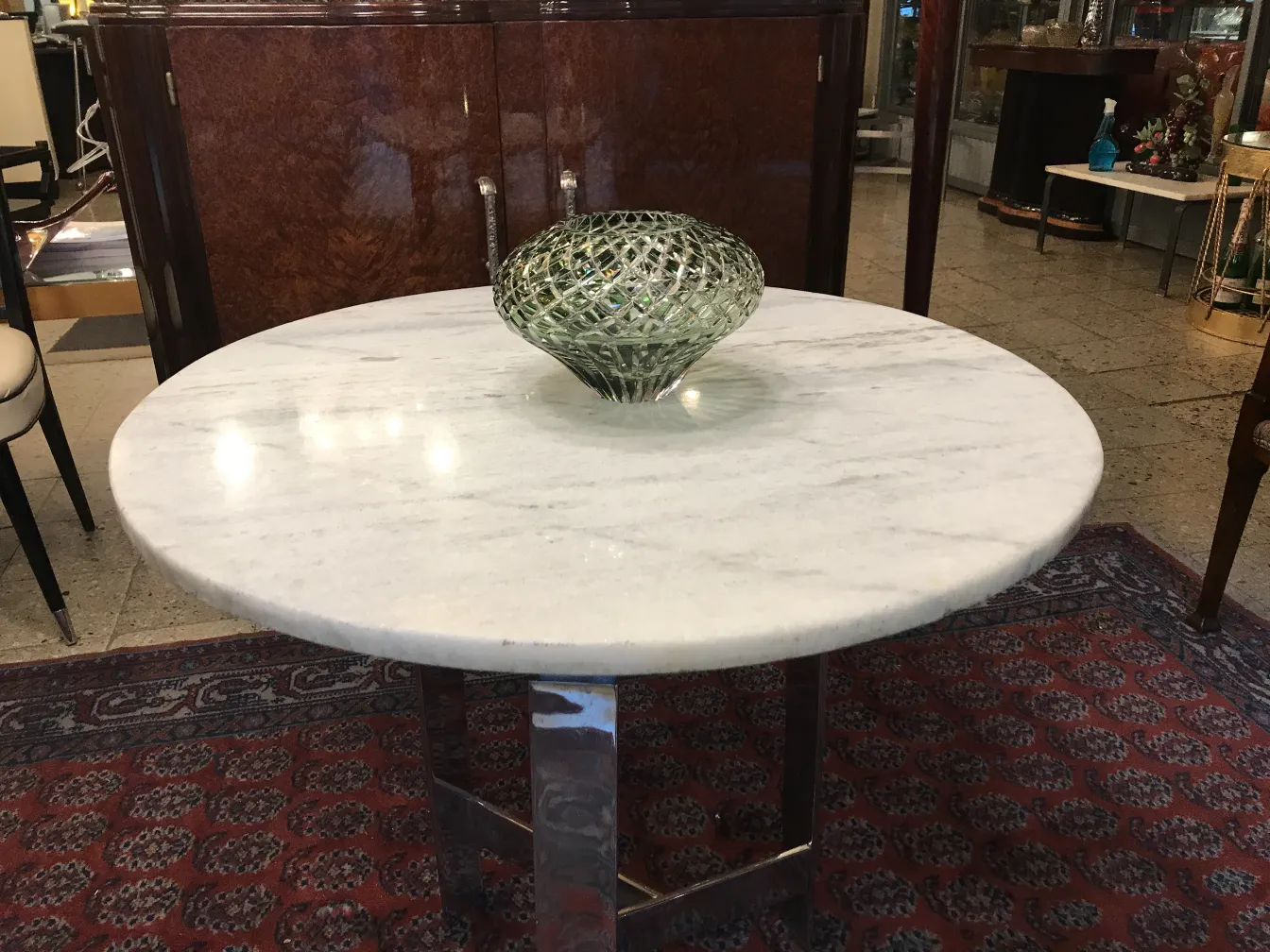 vaso de murano antigo sobre mesa de mármore branco