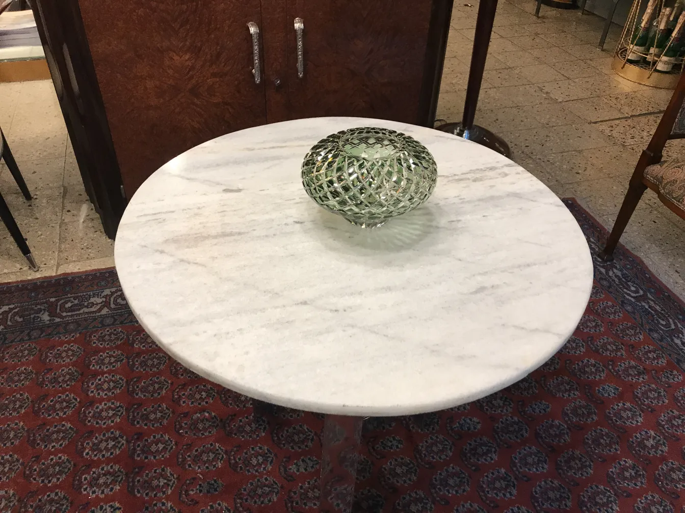 vase murano vert sur table en marbre antique