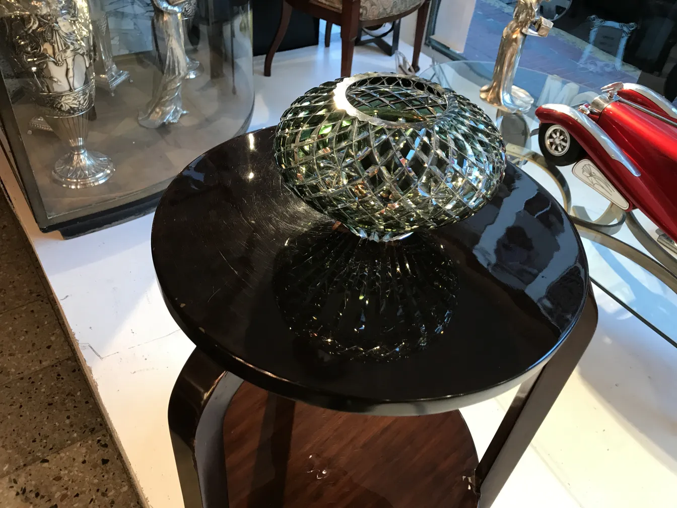 antikes murano-glas mit schönen Farben und Formen, auf einem schwarzen Tisch platziert