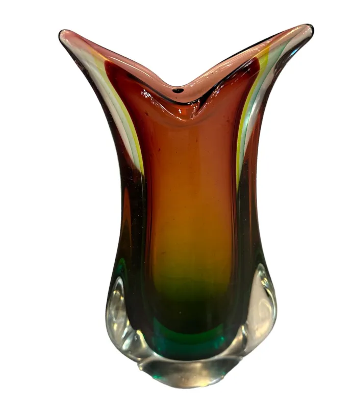 Vase antique de Murano avec des couleurs vibrantes et une forme élégante.