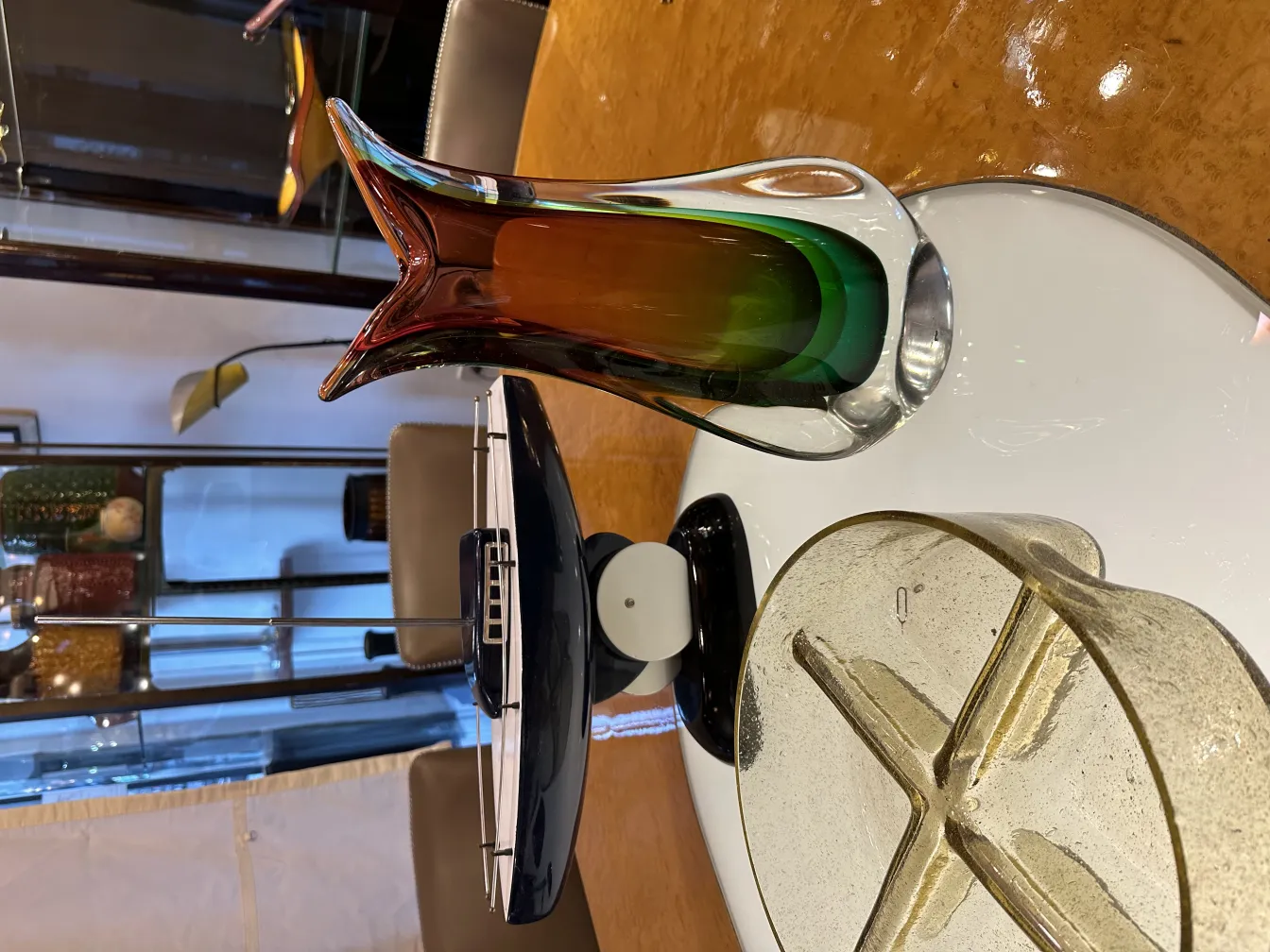 vase murano ancien avec couleurs vives sur la table