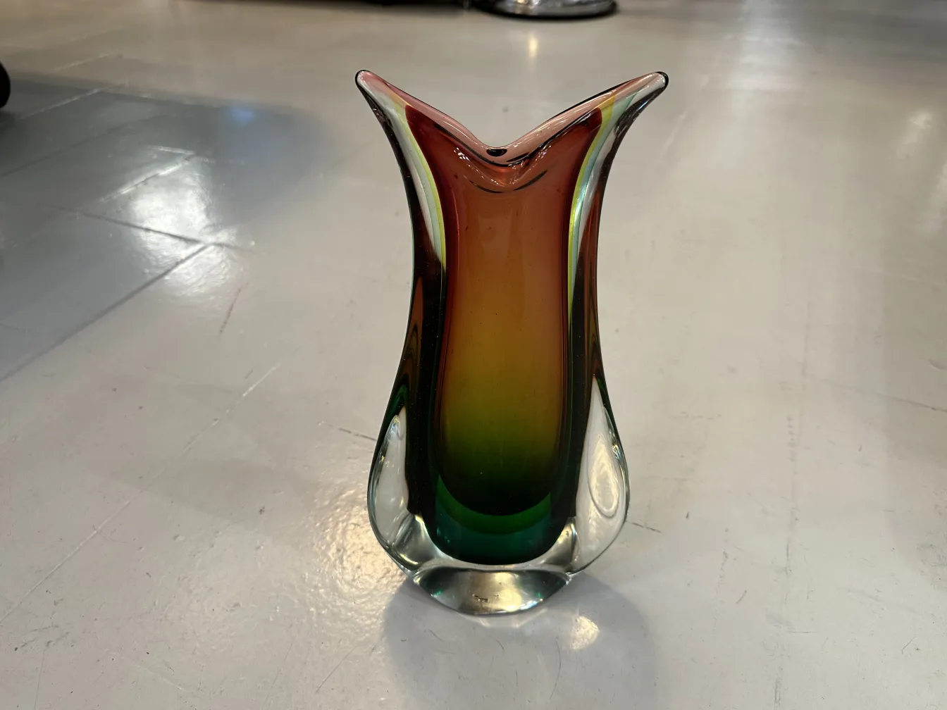 antikes murano-glas mit lebendigen Farben und eleganten Formen
