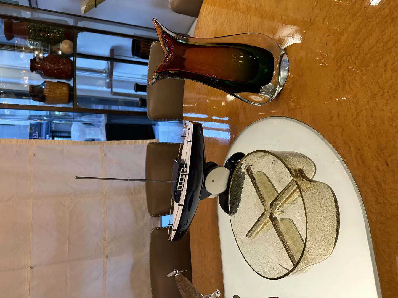 Elegante und farbenfrohe Murano-Vasen auf einem Tisch