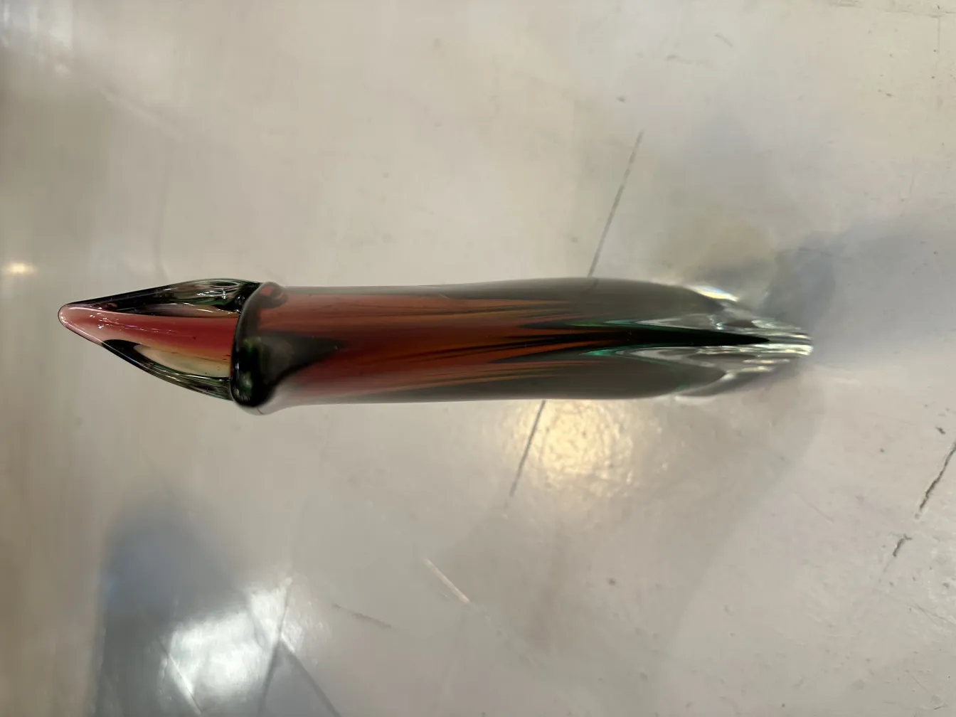 florero antigo de murano com cores sutis em fundo claro