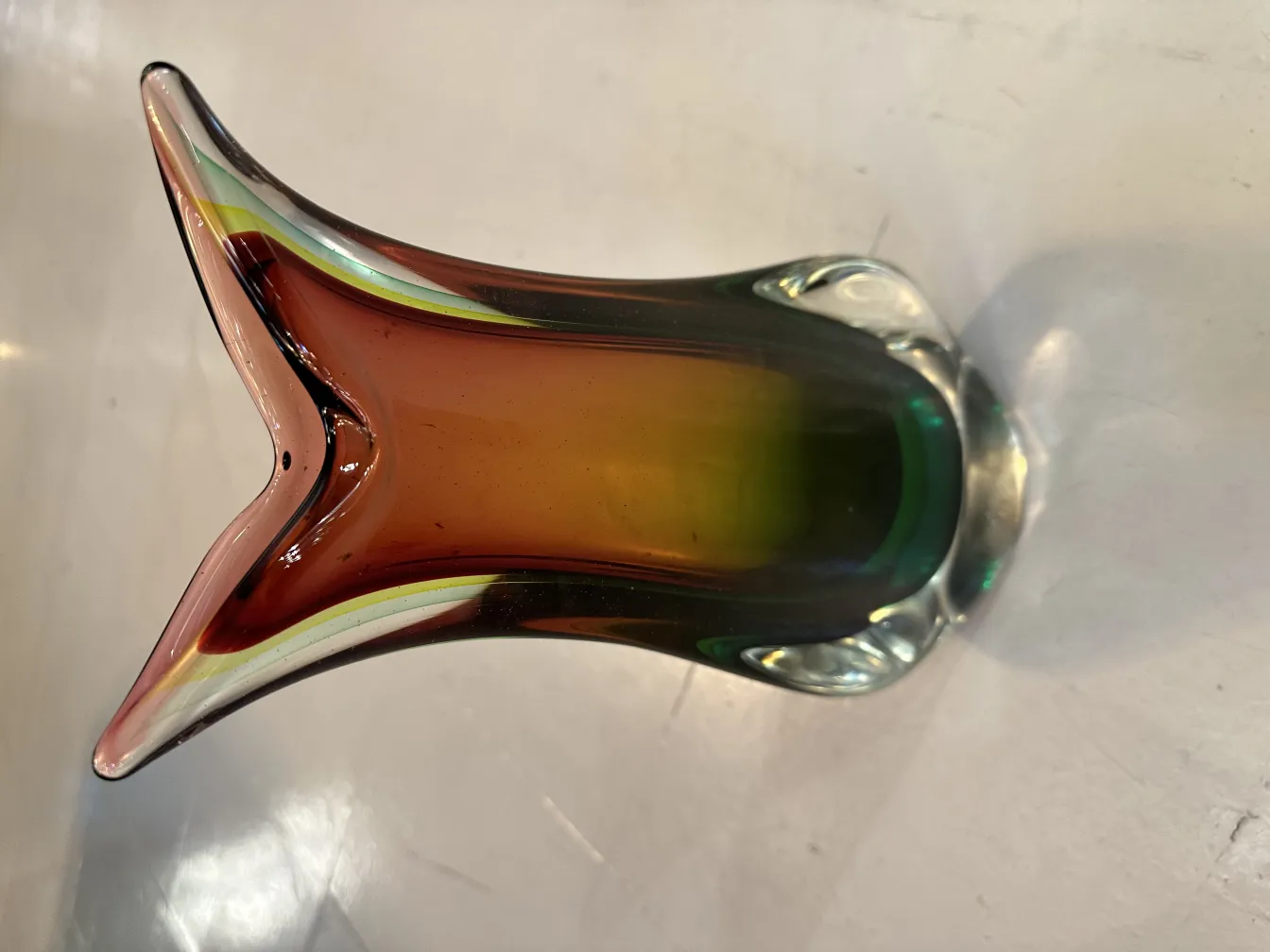 vase Murano ancien dans des tons de rouge et de vert, avec des formes élégantes
