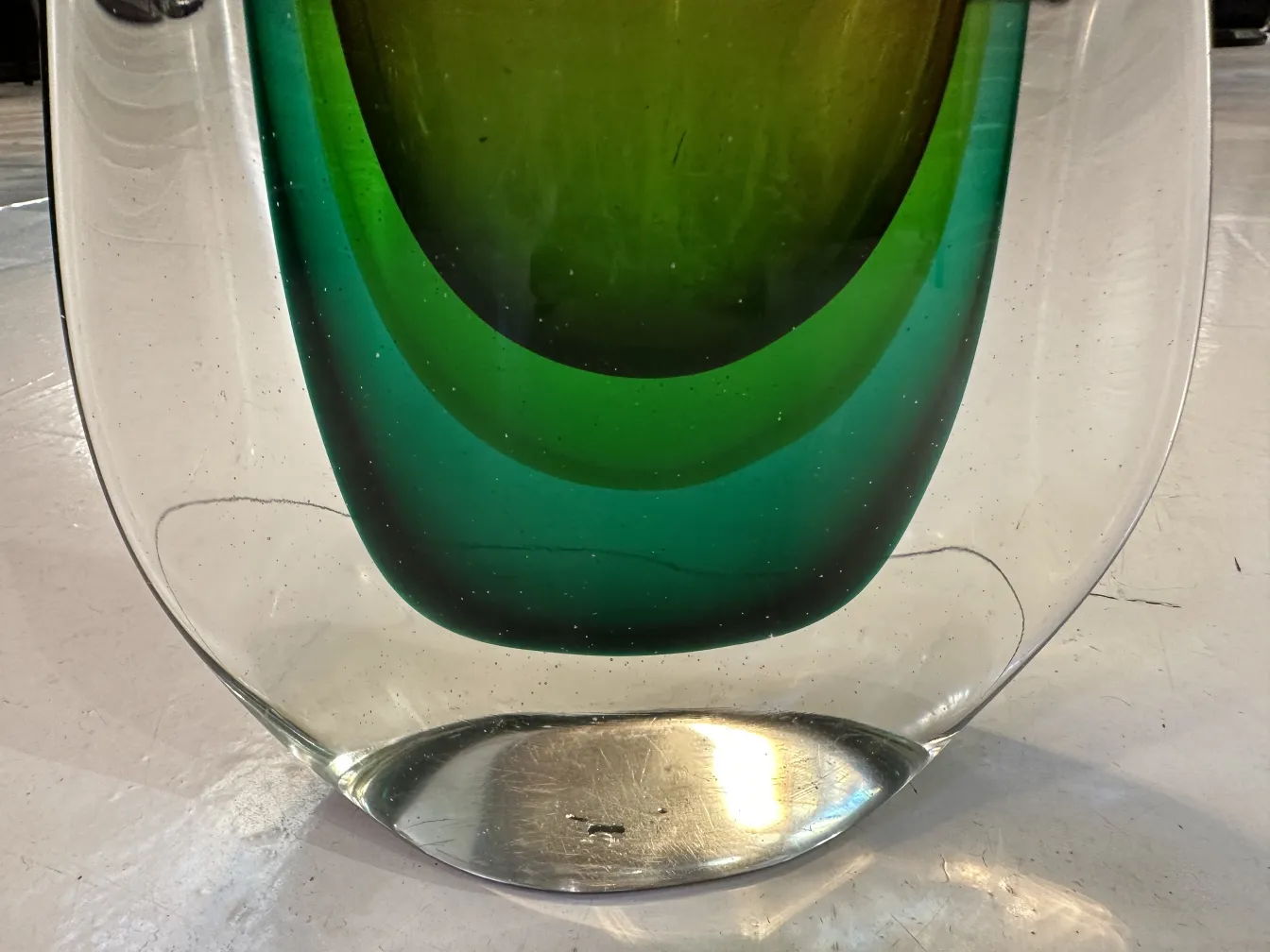 vaso antigo de murano com formas suaves em verde