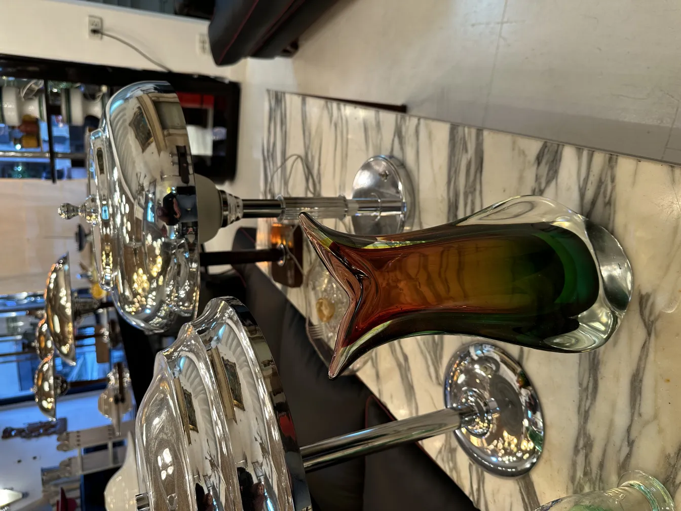 antik murano vase in grün und rot in einer eleganten Umgebung